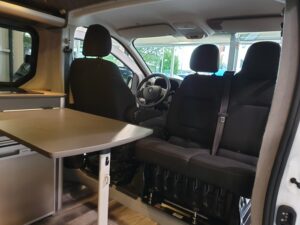 Fahrzeugumbau Renault Trafic Camper drehbare Sitzbank