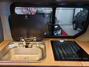 Fahrzeugumbau Renault Trafic Camper Kochplatte und Waschbecken