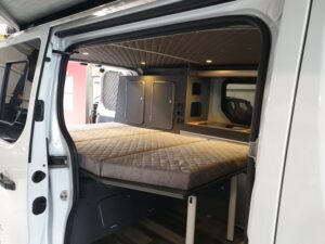 Fahrzeugumbau Renault Trafic Camper Bett ausgeklappt Seitenansicht