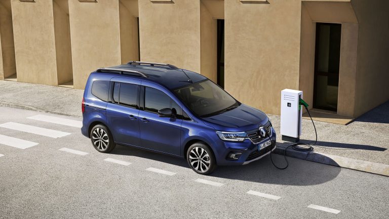 Renault Kangoo E-Tech 100% elektrisch an Ladestation