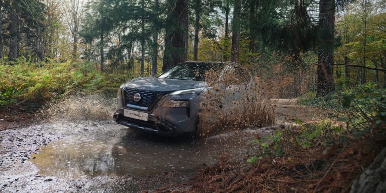 Nissan X-Trail in Schlammpfütze - Herbstcheck