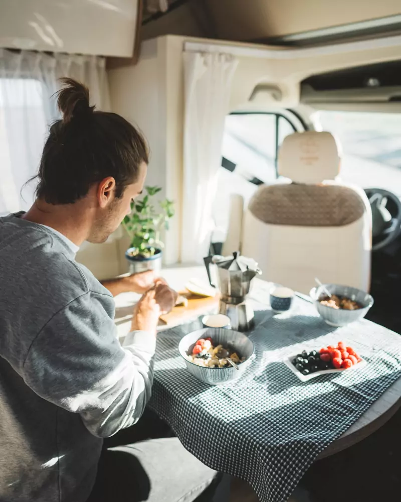 Ahorn-Camp ACA 595 Frühstück im Wohnmobil