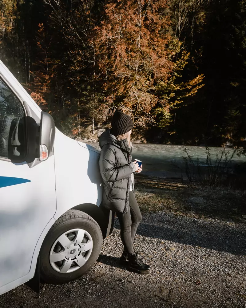 Ahorn Camp Van 620 Frau trinkt Kaffee am Fluss